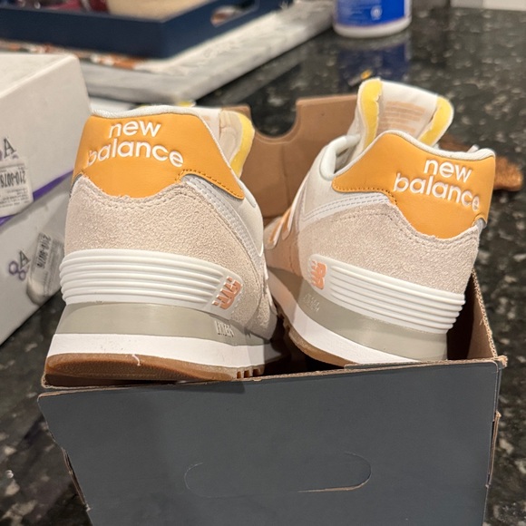 New Balance Women's 574 Shoes - Picture 7 of 9